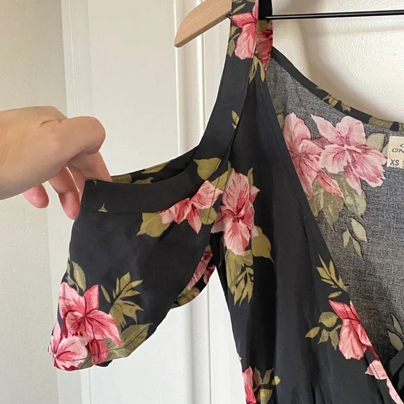 NWT O’Neill Dress Sz XS Cecilia Grey Pink Floral Wrap Around Cold Shoulder - Picture 4 of 9
